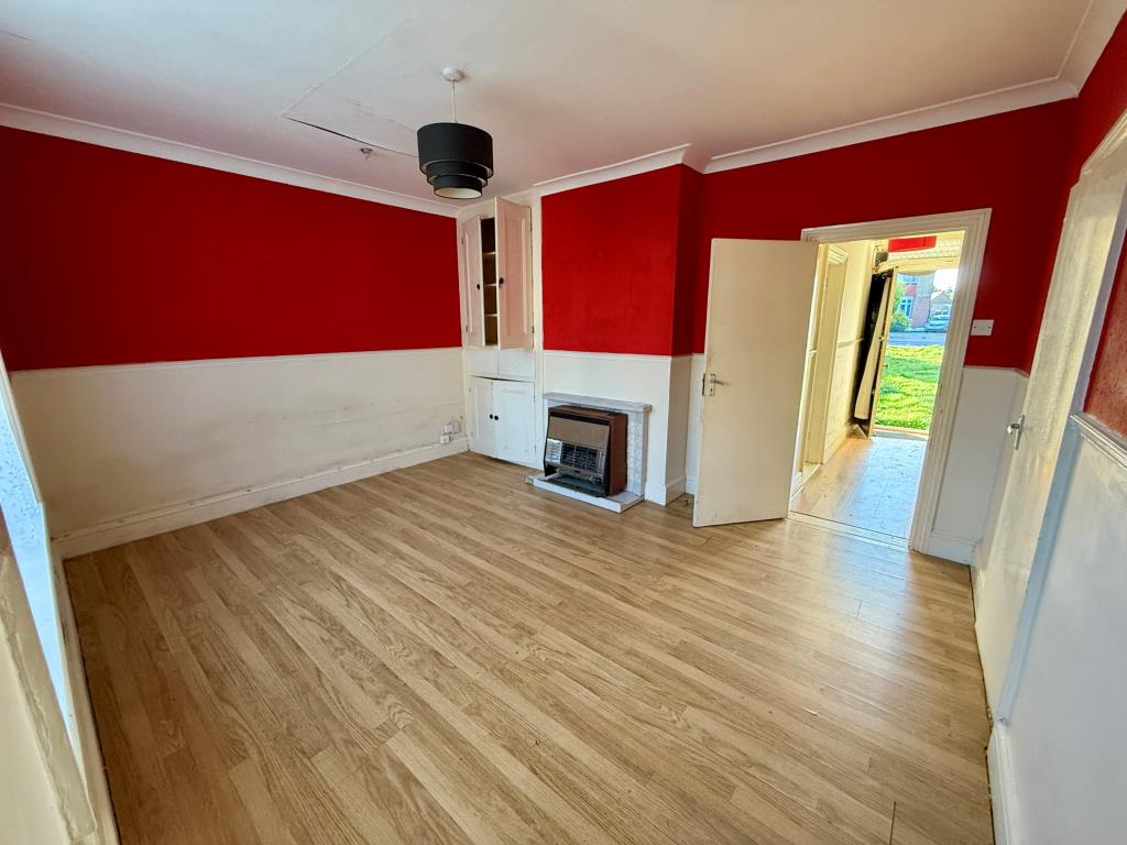 Lot: 44 - DETACHED THREE-BEDROOM BUNGALOW WITH POTENTIAL - Living room